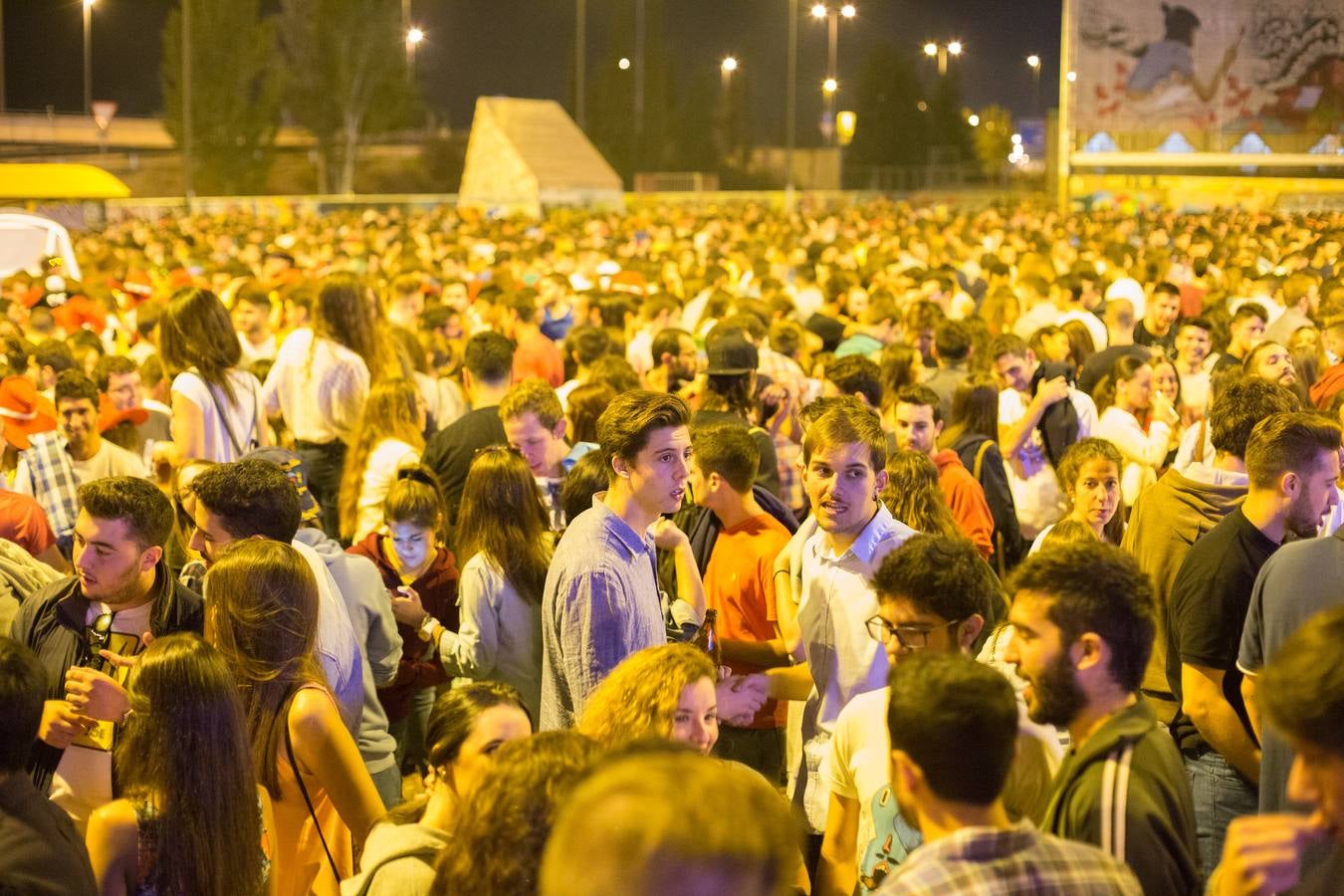 Más de tres mil personas en el botellódromo