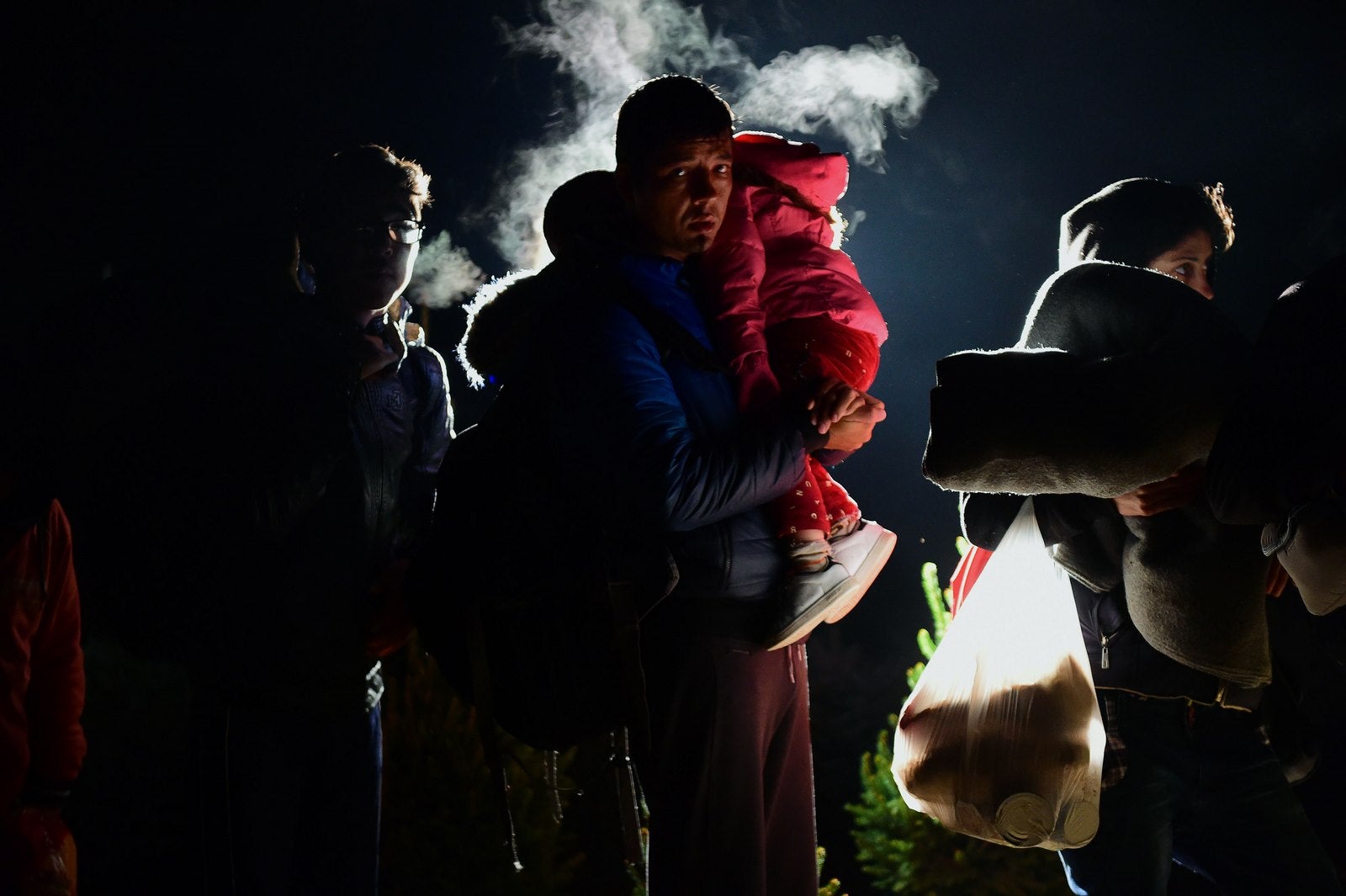 Un grupo de inmigrantes cruzan la frontera antes de que los soldados húngaros cerrran la frontera entre Hungría y Croacia en Zakany.