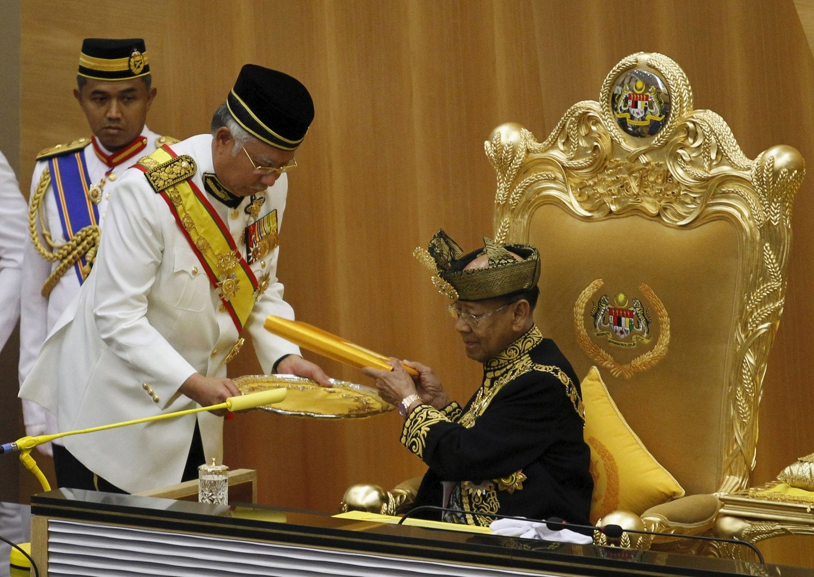 El rey de Malasia, recibe la dirección real del primer ministro de Malasia.