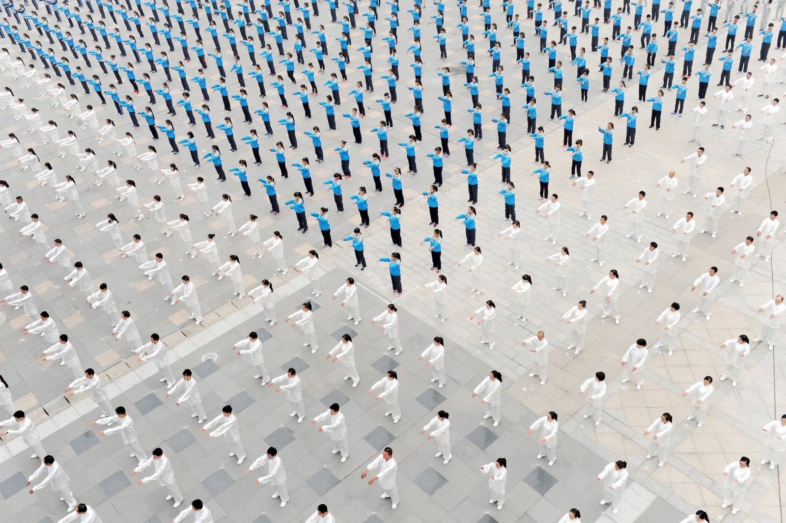 La gente practica Taichi en una plaza en Qinyang, provincia de Henan, China.