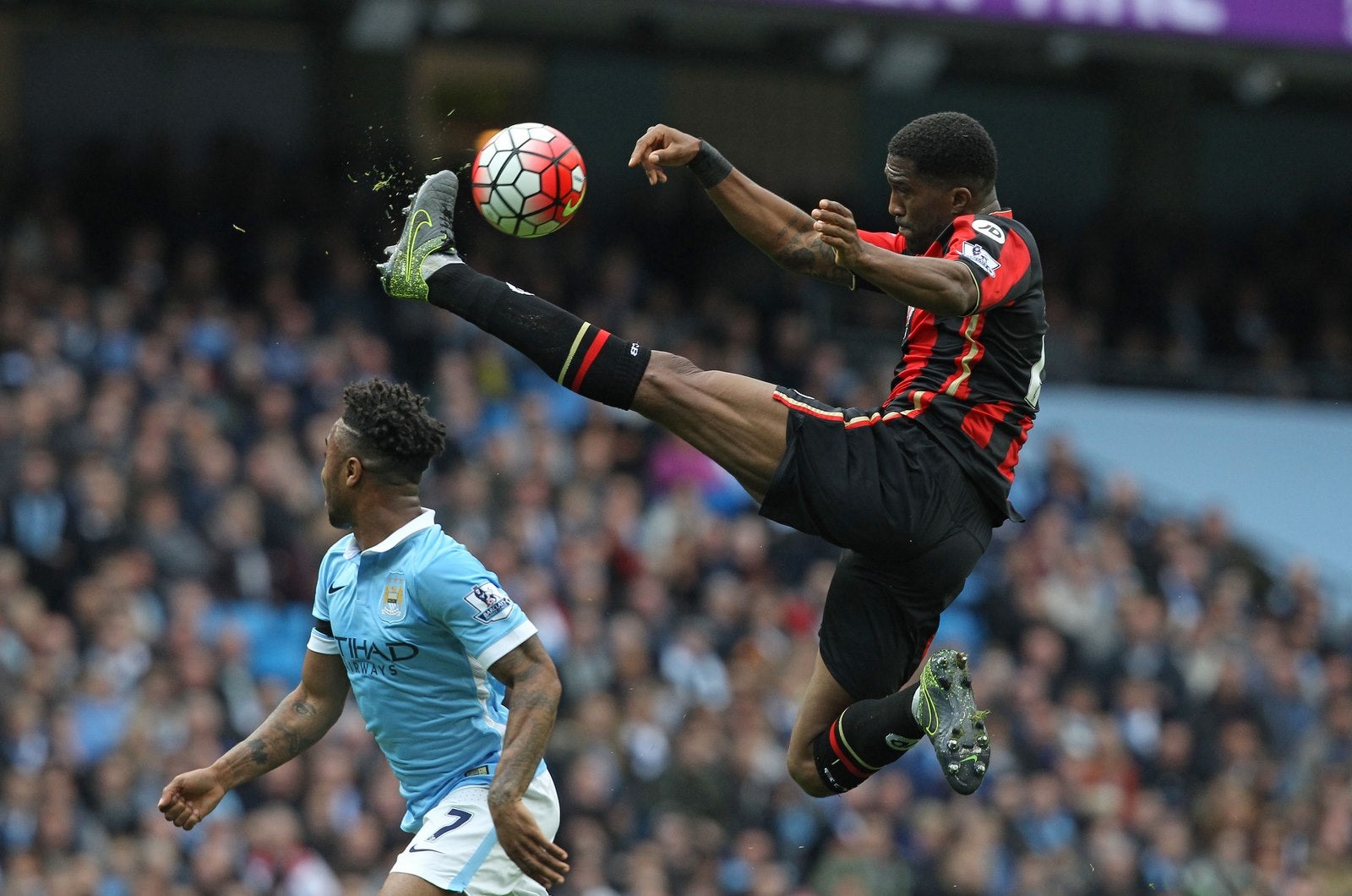 El centrocampista Raheem Sterling del Manchester City Inglés dispara para anotar el primer gol del partido de fútbol de la Premier League entre el Manchester City y el Bournemouth en el estadio Etihad en Manchester, noroeste de Inglaterra.