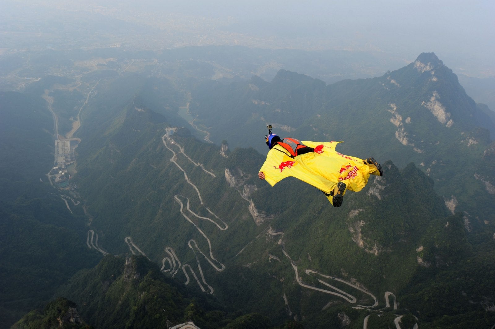 Participante en vuelo de wingsuit de Tianmen Mountain en Zhangjiajie, provincia central de Hunan de China.