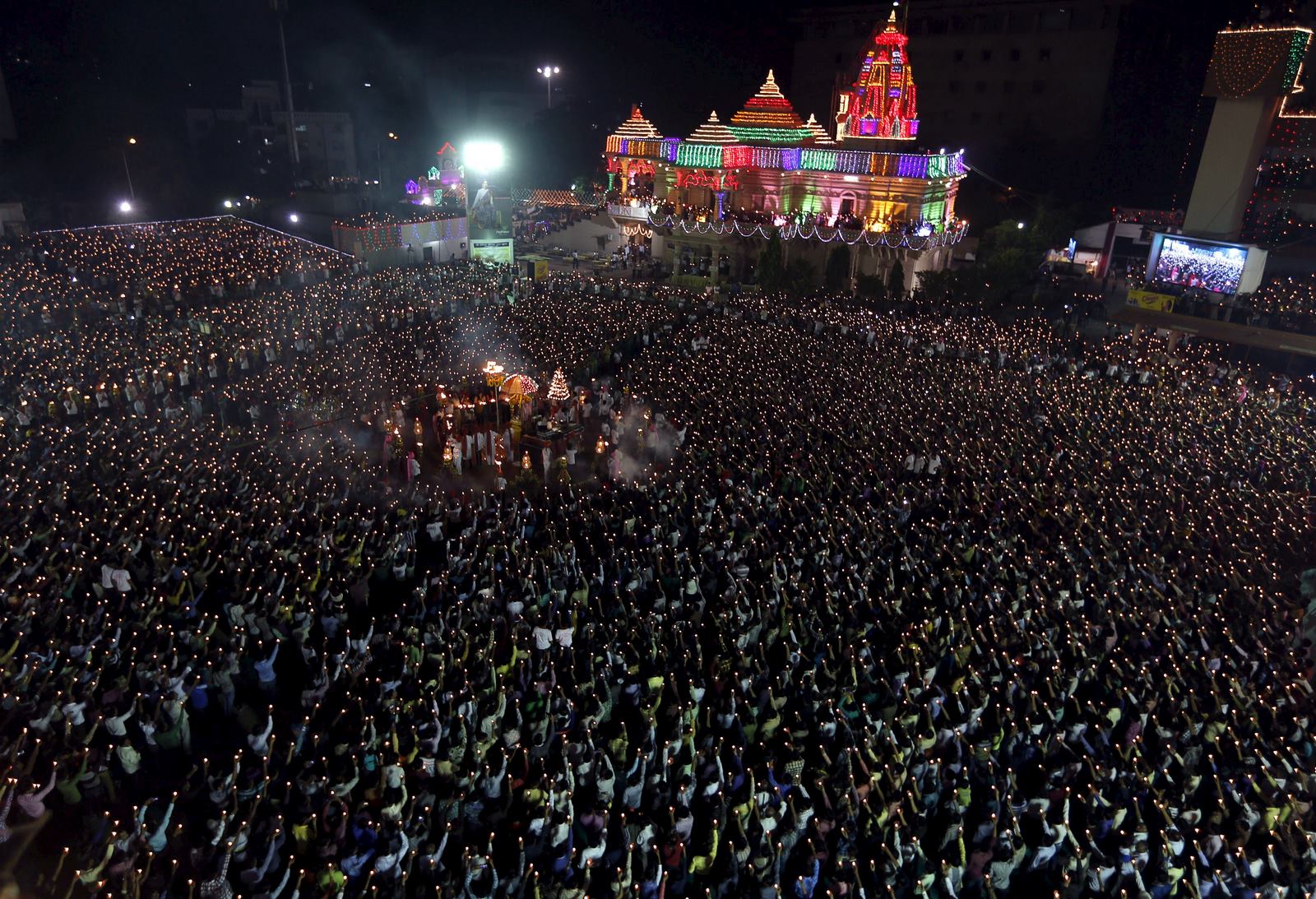 Devotos hindúes sostienen lámparas de barro para realizar oraciones durante las celebraciones con motivo del festival de Navratri en Surat, India.