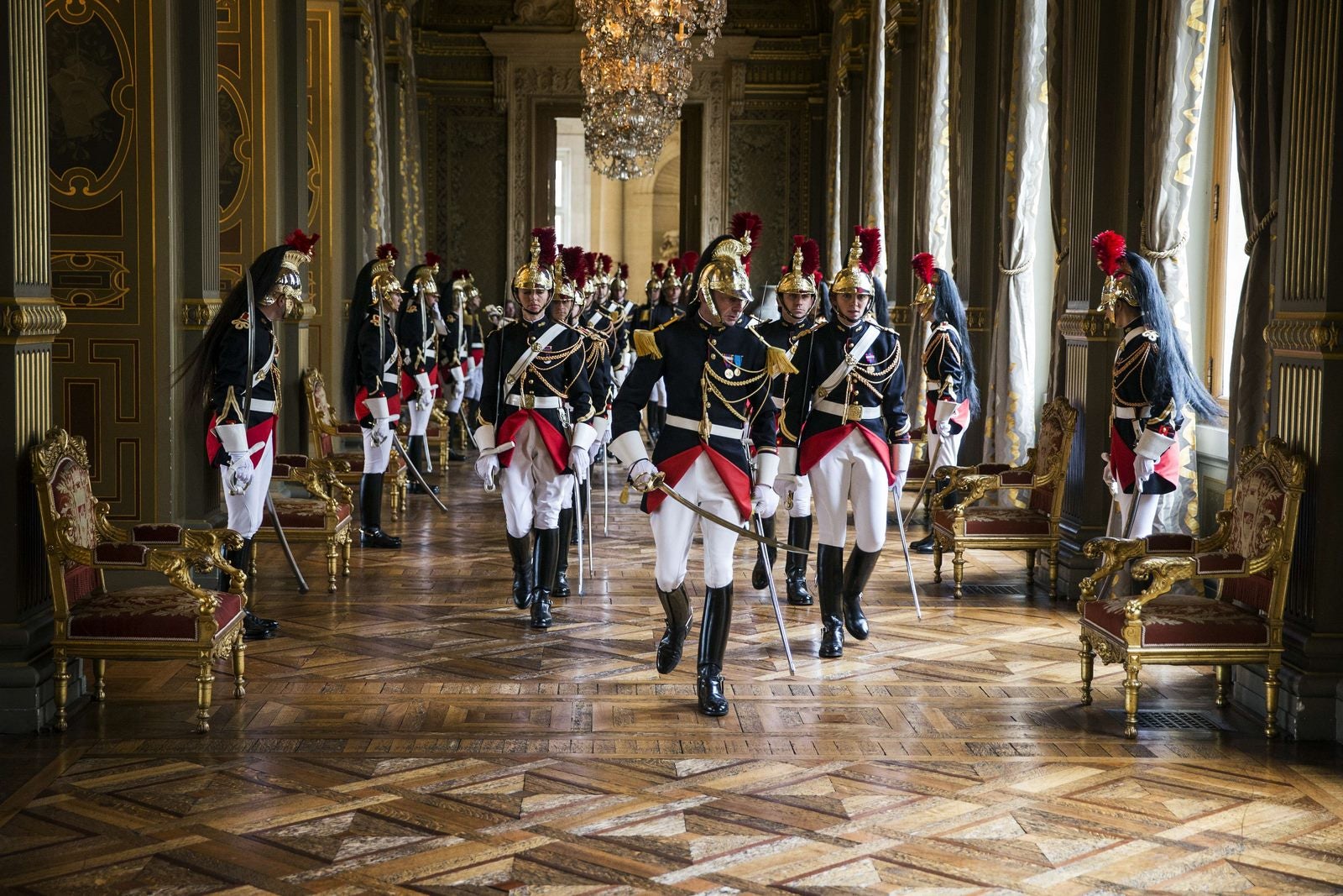 Guardias de honor de la republica francesa antes de una ceremonia de bienvenida al presidente de Malí.