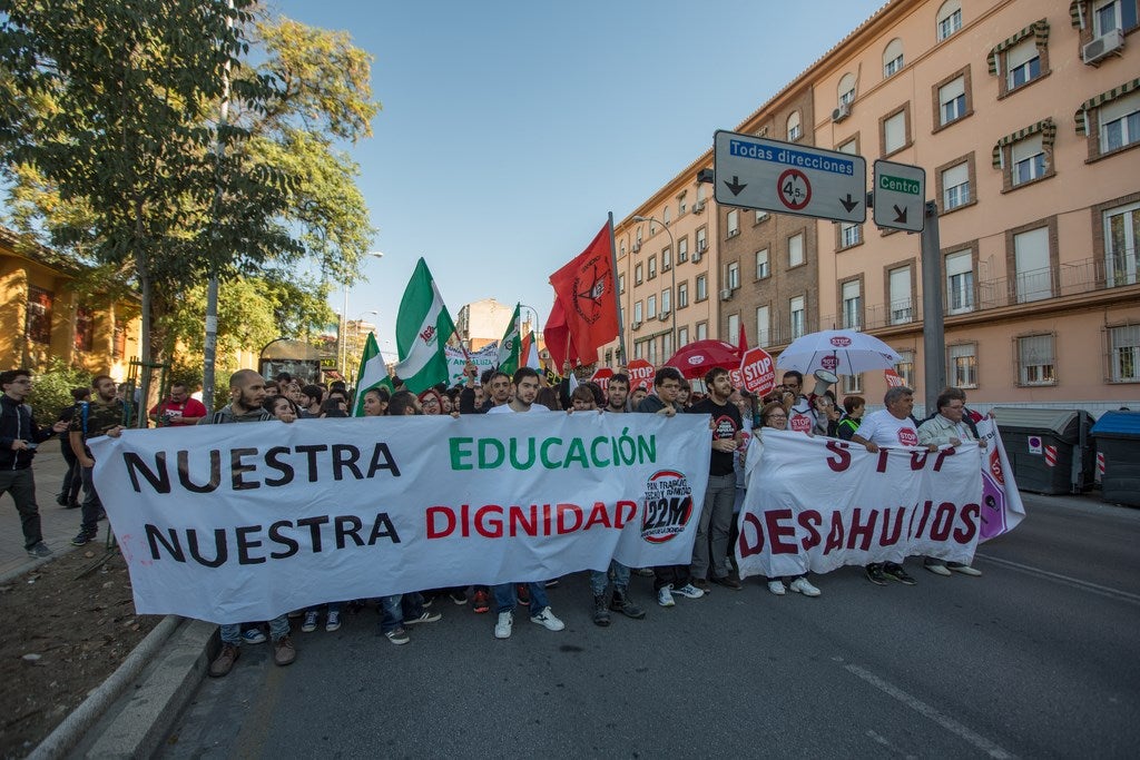 Un millar de estudiantes protestan en el centro de Granada contra la Lomce