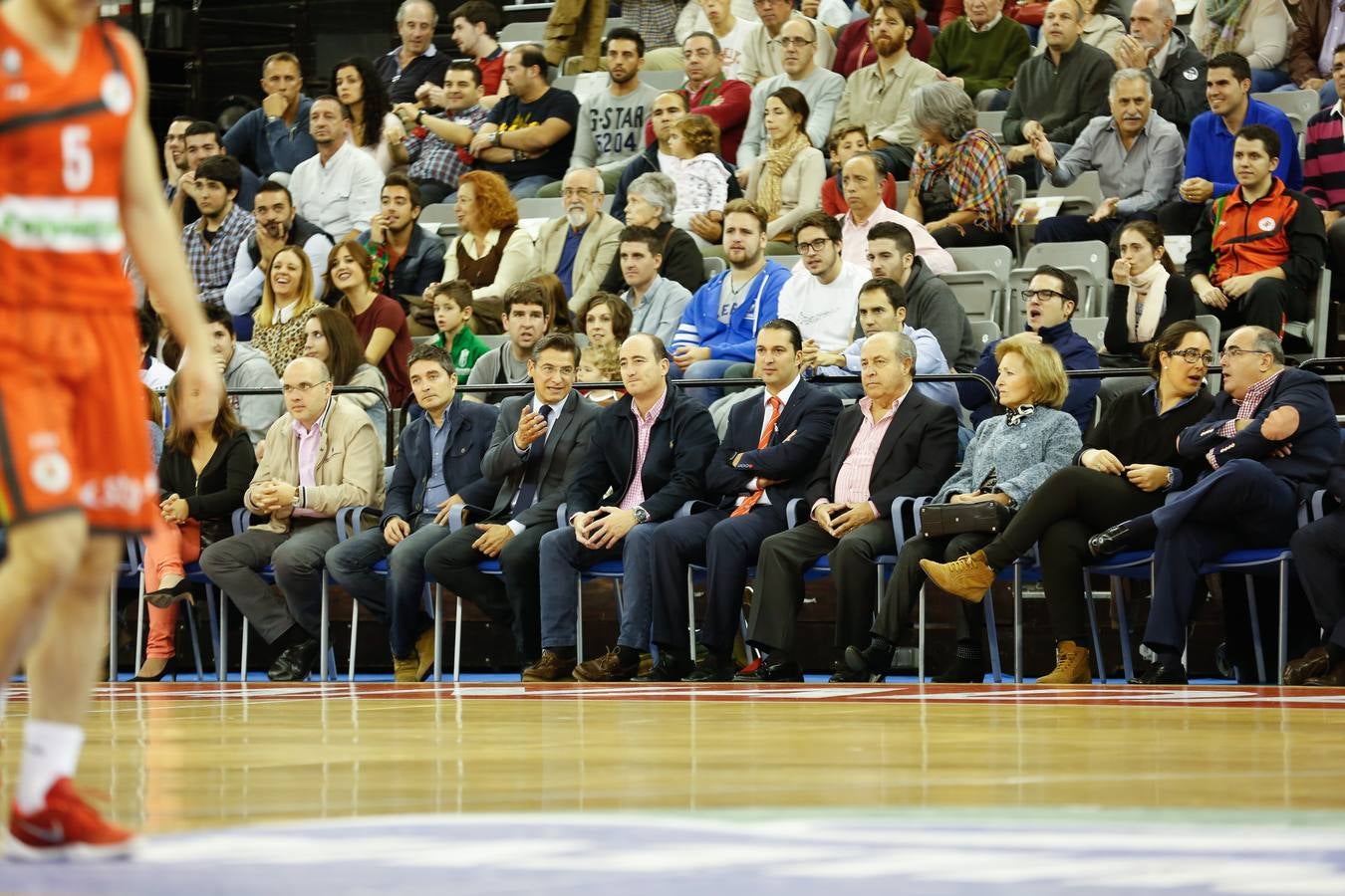 La agonía devuelve el liderato