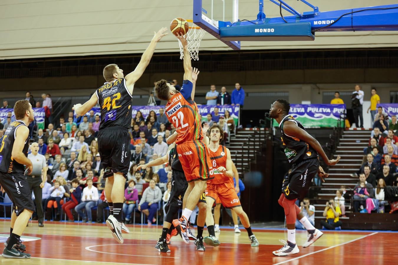 La agonía devuelve el liderato