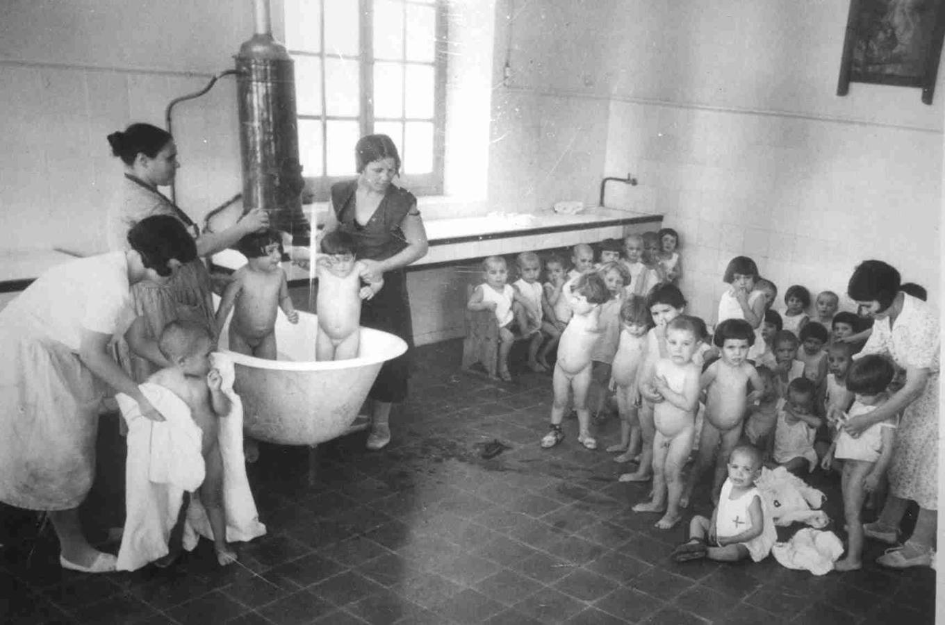 Niños en la Casa de Expósitos en el Hospital Real.