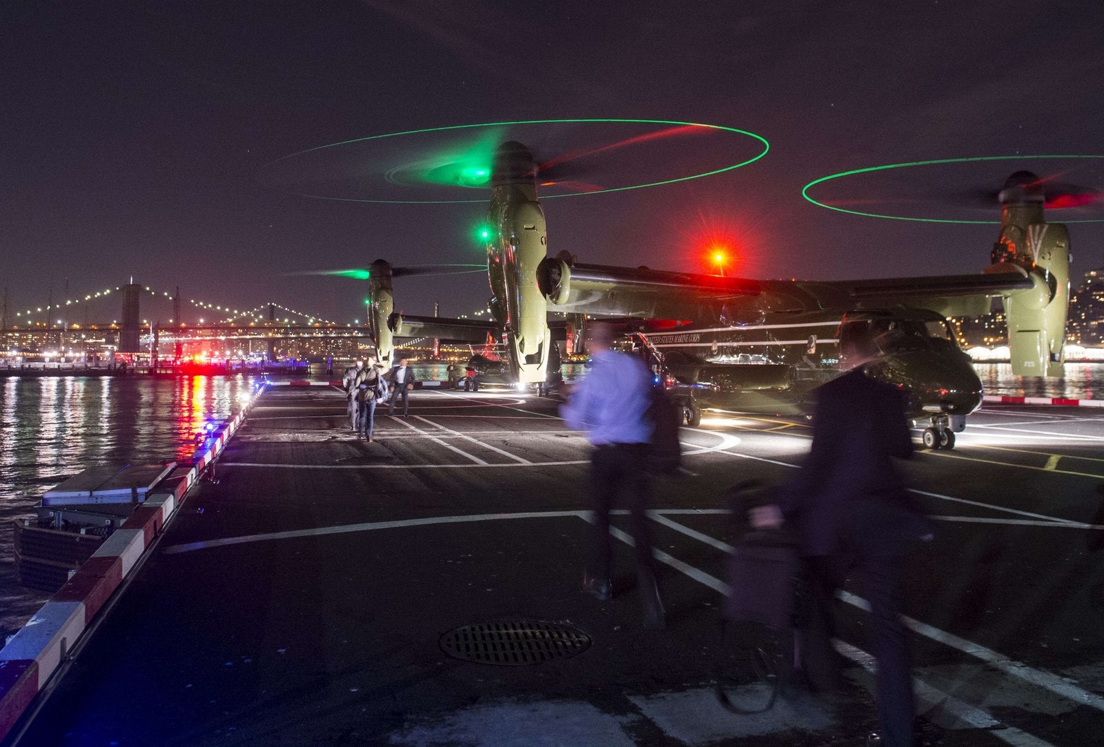 Reporteros y personal que viajan con el presidente estadounidense, Barack Obama, a pie a bordo de un helicóptero Osprey.