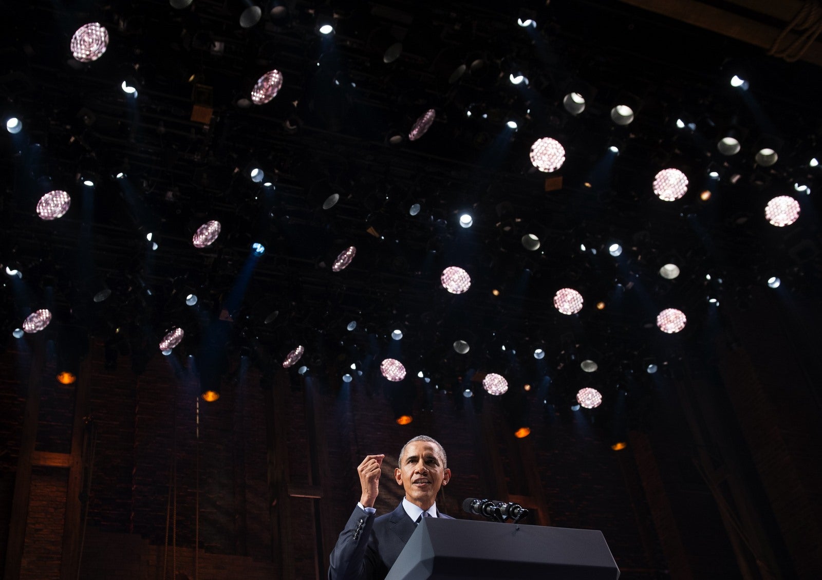 Barack Obama, habla durante una recaudación de fondos demócrata después de una actuación especial del show de Broadway, "Hamilton", en el Teatro Richard Rodgers en Nueva York.