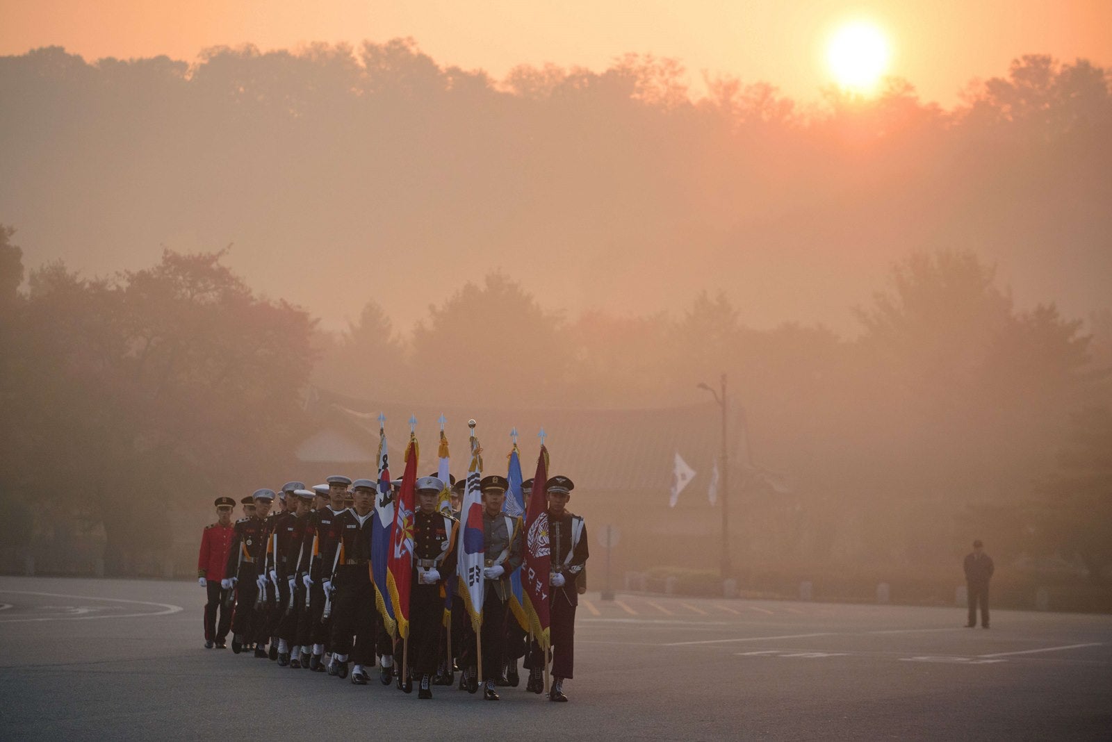 Guardias de honor llegan a la ceremonia de ofrenda floral por la visita del presidente francés, Francois Hollande.