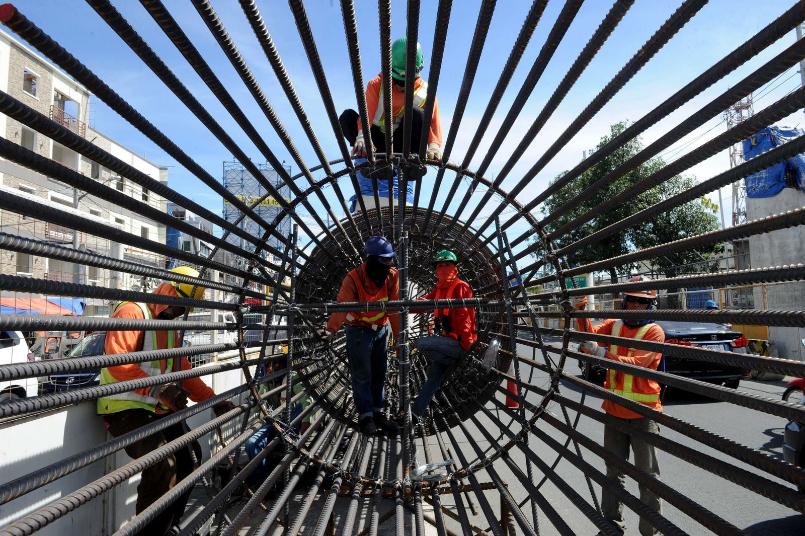 Construcción de una columna para un proyecto de autopista elevada en Manila.
