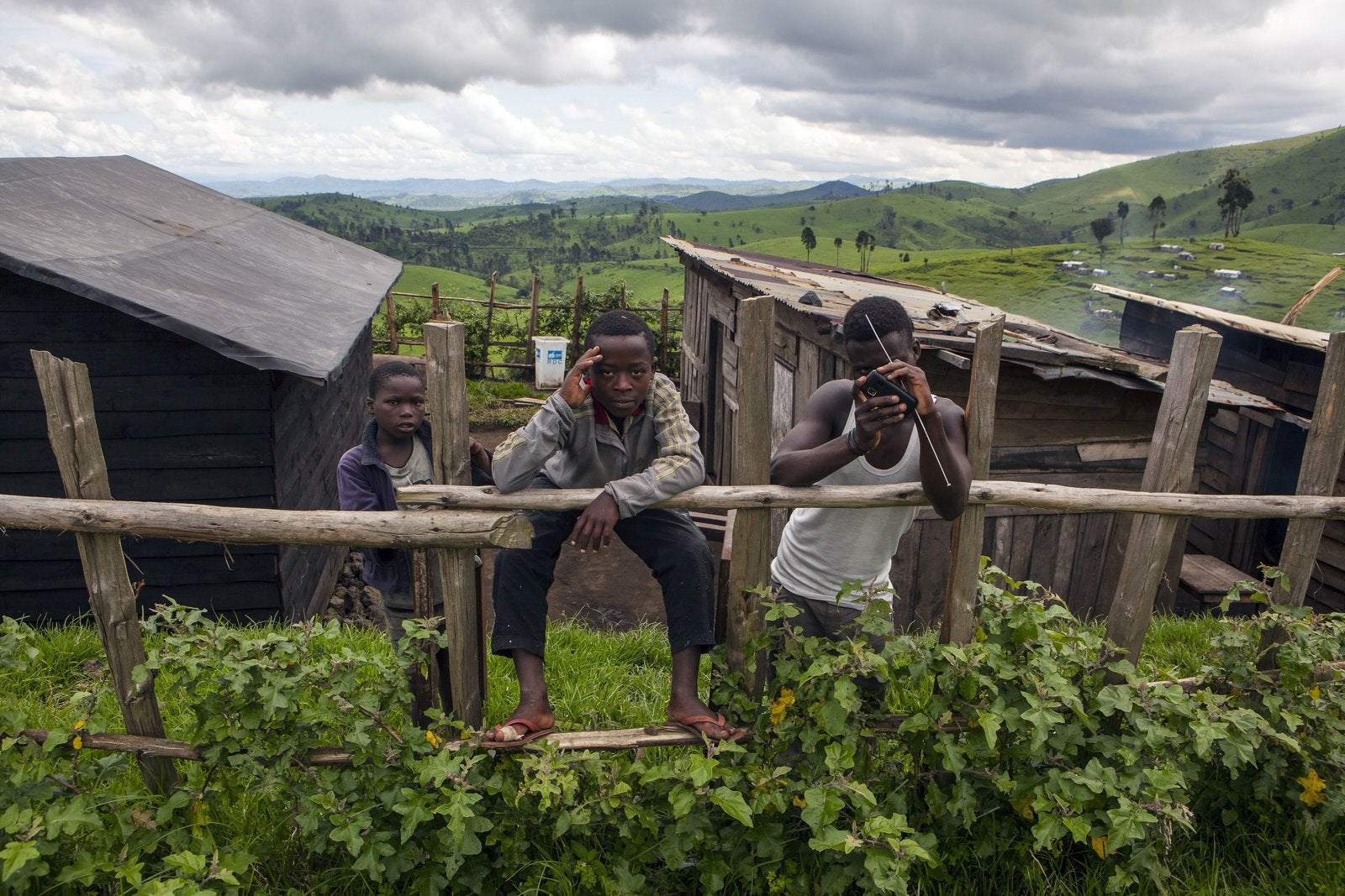 Trabajadores de la fábrica de queso posan en el territorio oriental de Masisi.
