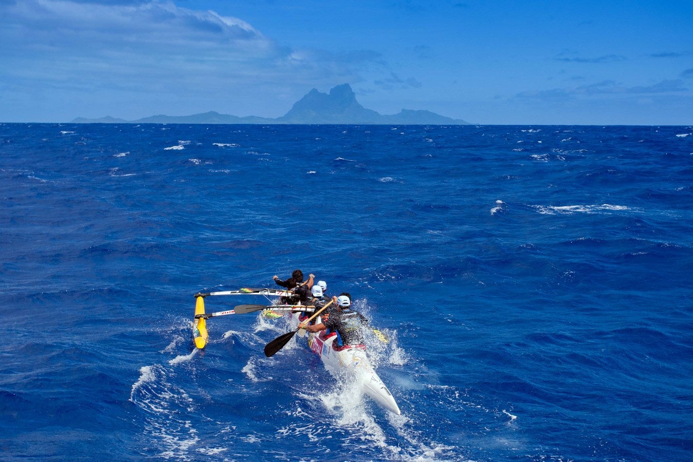 Participantes que participan en la competicioin de canoa hacia Bora Bora Lagoon en la tercera etapa de la carrera de 2015 Va'a canoa Hawaiki Nui.