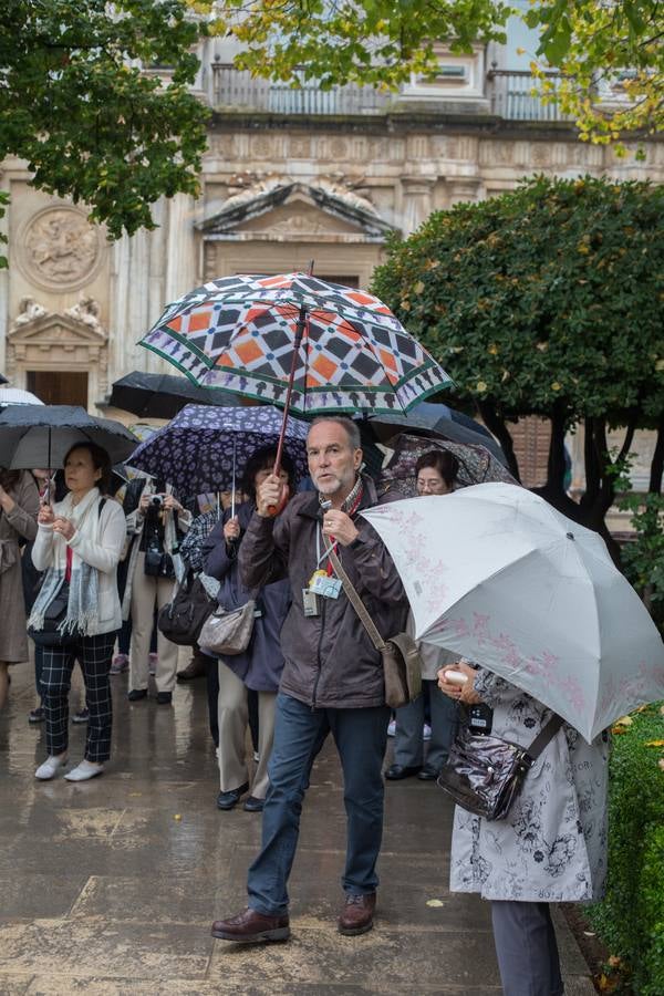 El grupo hace una parada técnica ante el Palacio de Carlos V para ir al servicio.