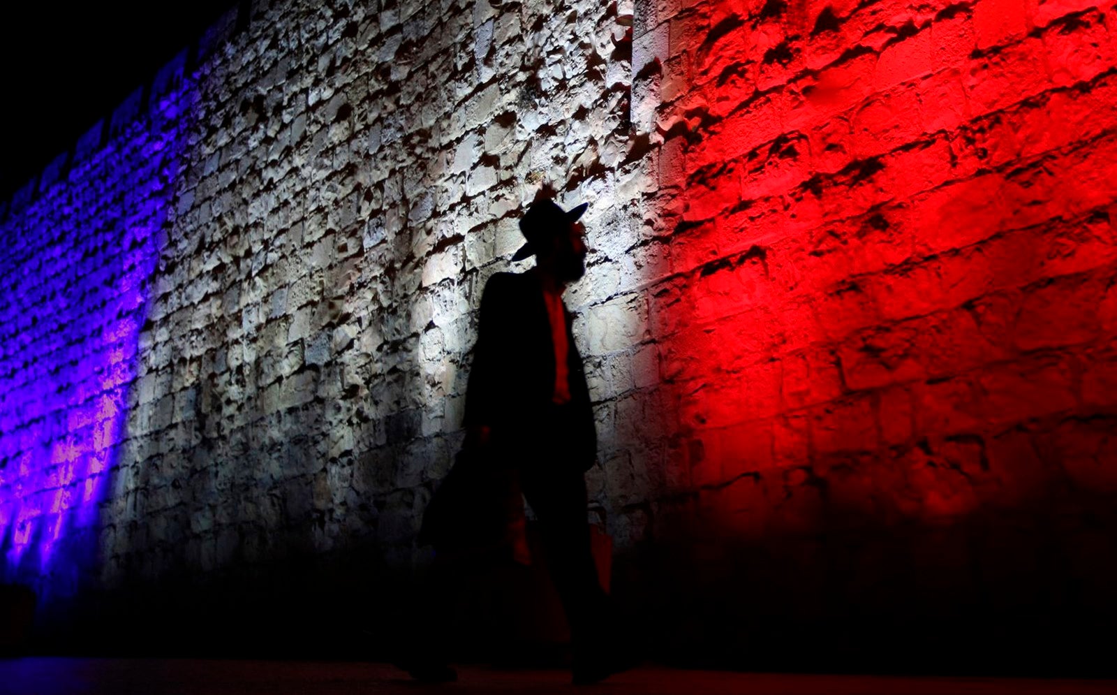 El Muro de los Lamentos en Jerusalén, iluminado con los tri-colores de la bandera nacional francés en memoria de los fallecidos en los atentados de París.
