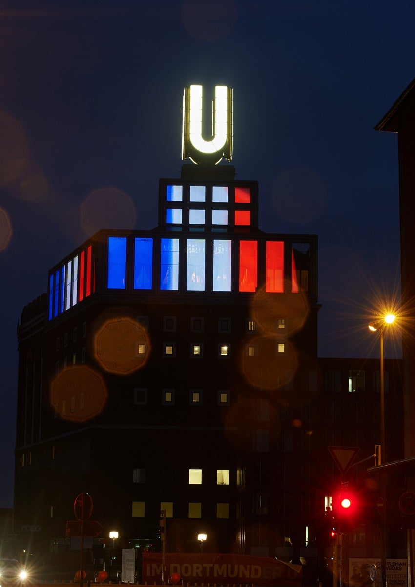 Centro de Dortmund para el Arte y la Creatividad, en Dortmund, iluminada con los tri-colores de la bandera nacional francés en memoria de los fallecidos en los atentados de París.