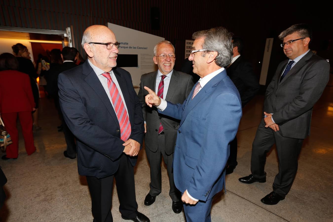 Antonio León (d) charla con Antonio Cruz, en presencia de Manuel Pezzi.