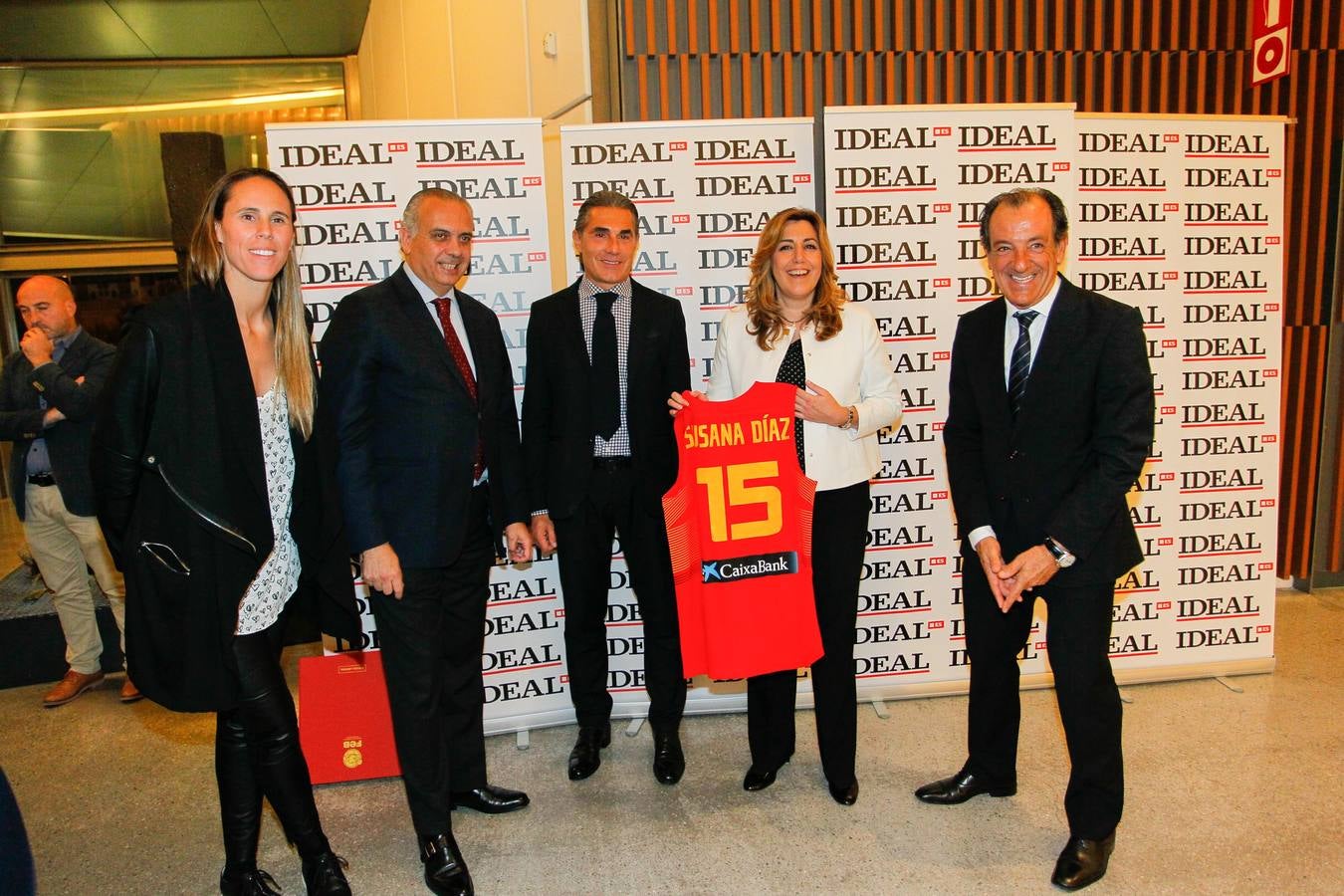 Amaya Valdemoro, José Luis Sáez, Sergio Scariolo, Susana Díaz, con una camiseta con su nombre que le regaló la Federación Española de Baloncesto, y Francisco Barranco.