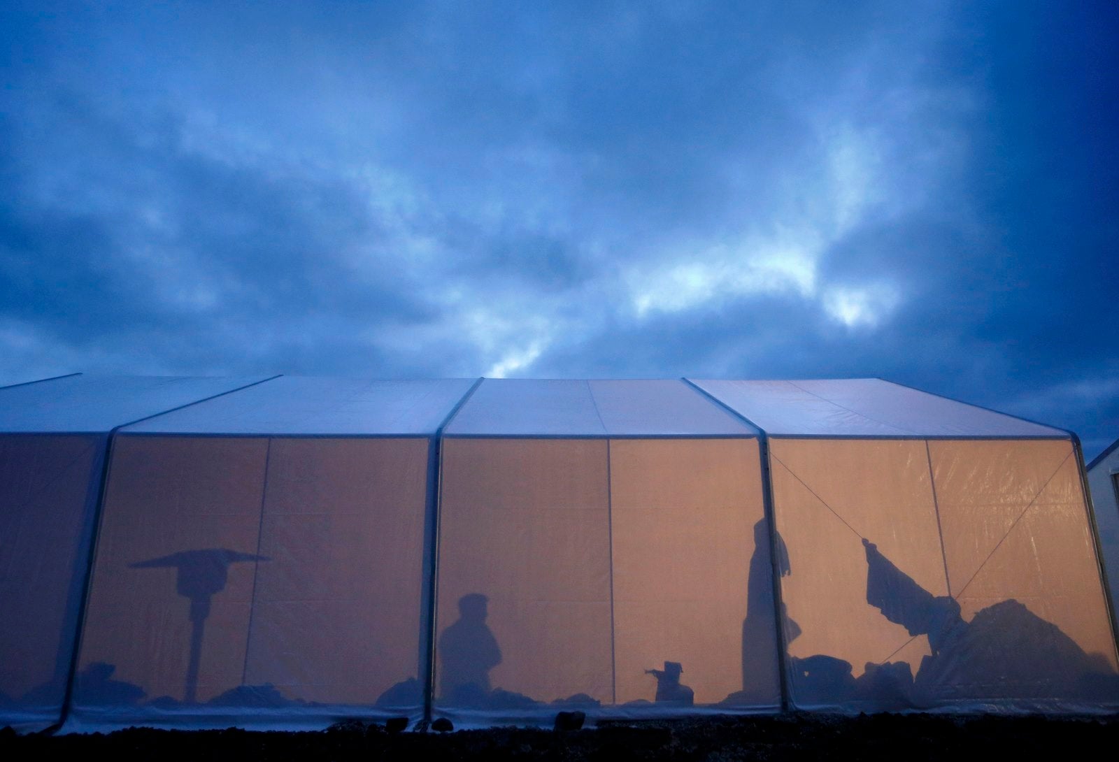 Un inmigrante musulmana en oración de la mañana en el interior de una tienda de campaña del ACNUR en la frontera greco-macedonia cerca de la aldea griega de Idomen.