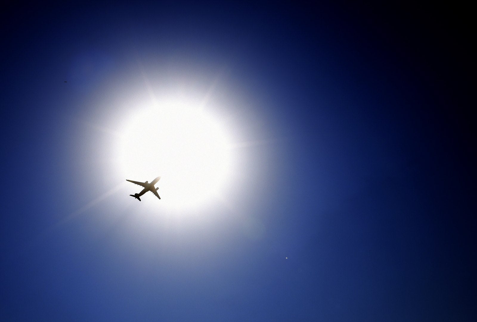 Un avión comercial vuela sobre el Yas Viceroy Abu Dhabi Hotel en el puerto en el circuito de Yas Marina en Abu Dhabi.