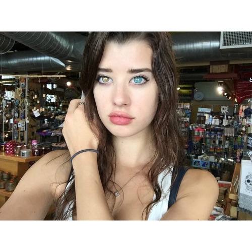 Las fotos hot de Sarah McDaniel, la modelo con los ojos bicolor