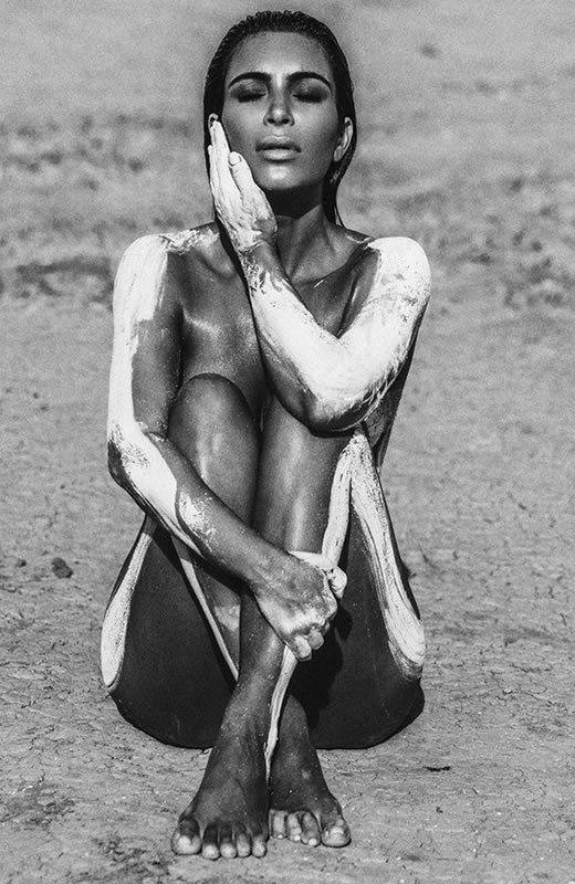 Las fotos de Kim Kardashian desnuda en el desierto