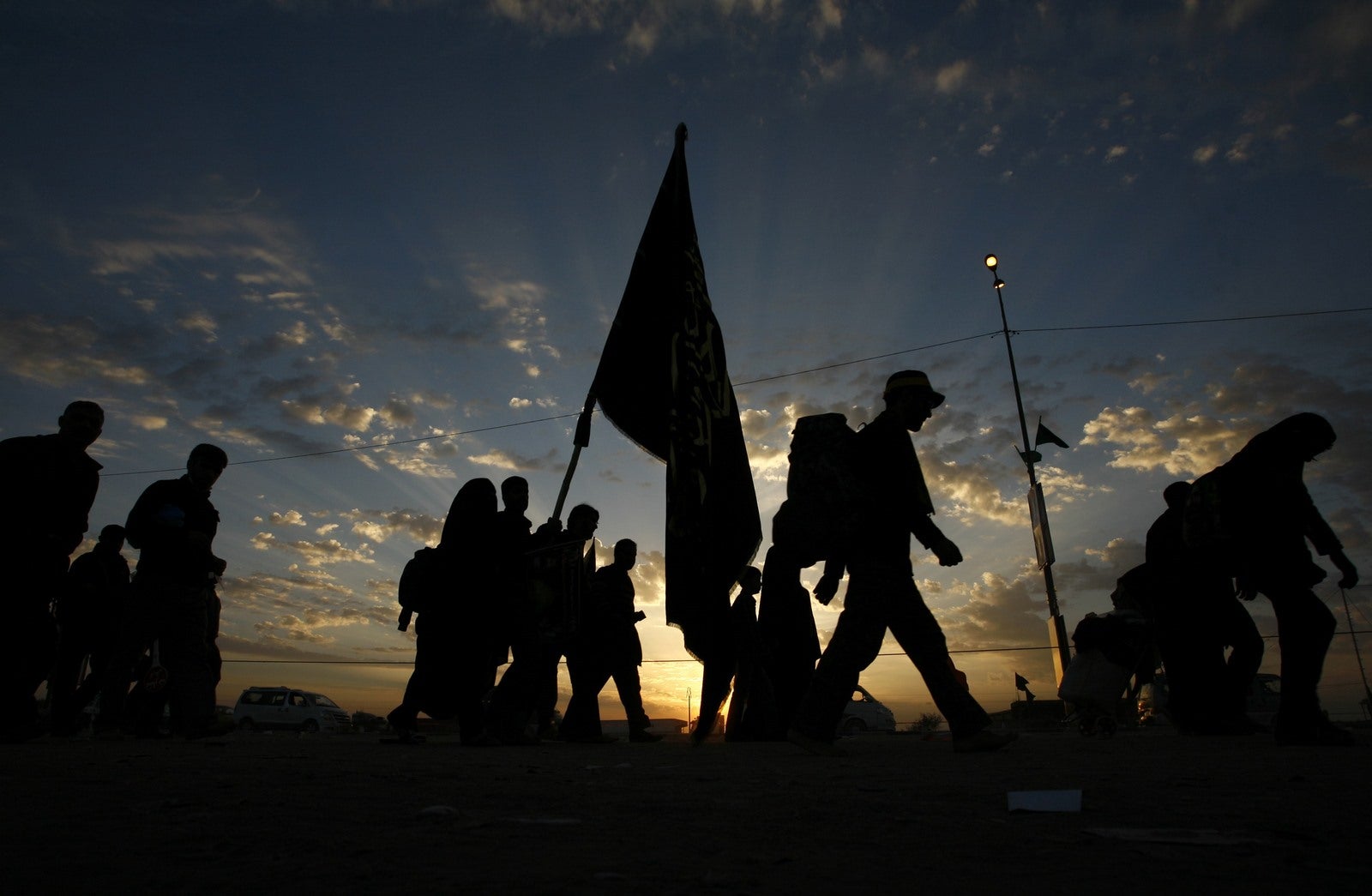 Chiíes musulmanes a pie por la ciudad santa iraquí de Nayaf en su camino a Karbala.