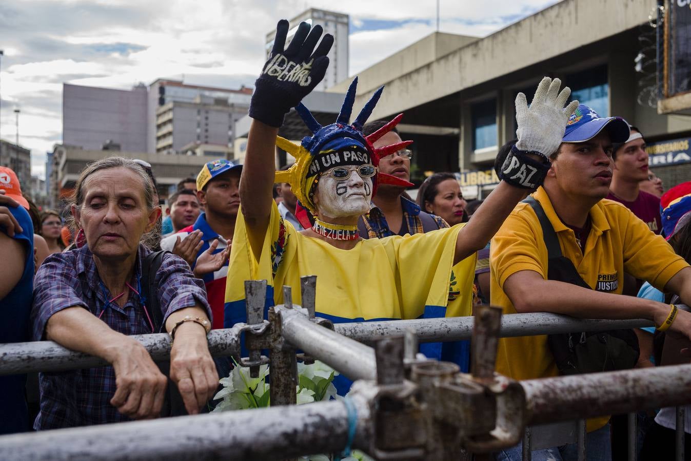 Opositores durante el cierre de campaña electoral en Venezuela.