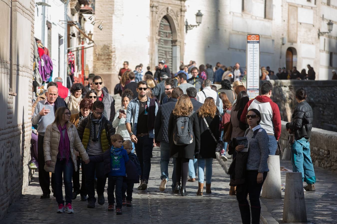 Los turistas llenan Granada en un &#039;puente&#039; de la Constitución marcado por el buen tiempo