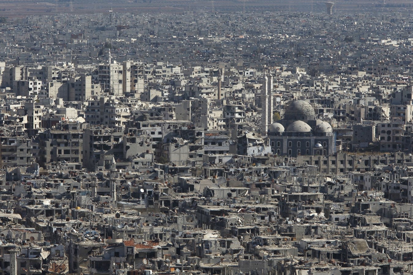 Vista general de la antigua ciudad de Homs, muestra la mezquita Khaled Ibn al-Walid (R) en medio de los edificios dañados, Siria.