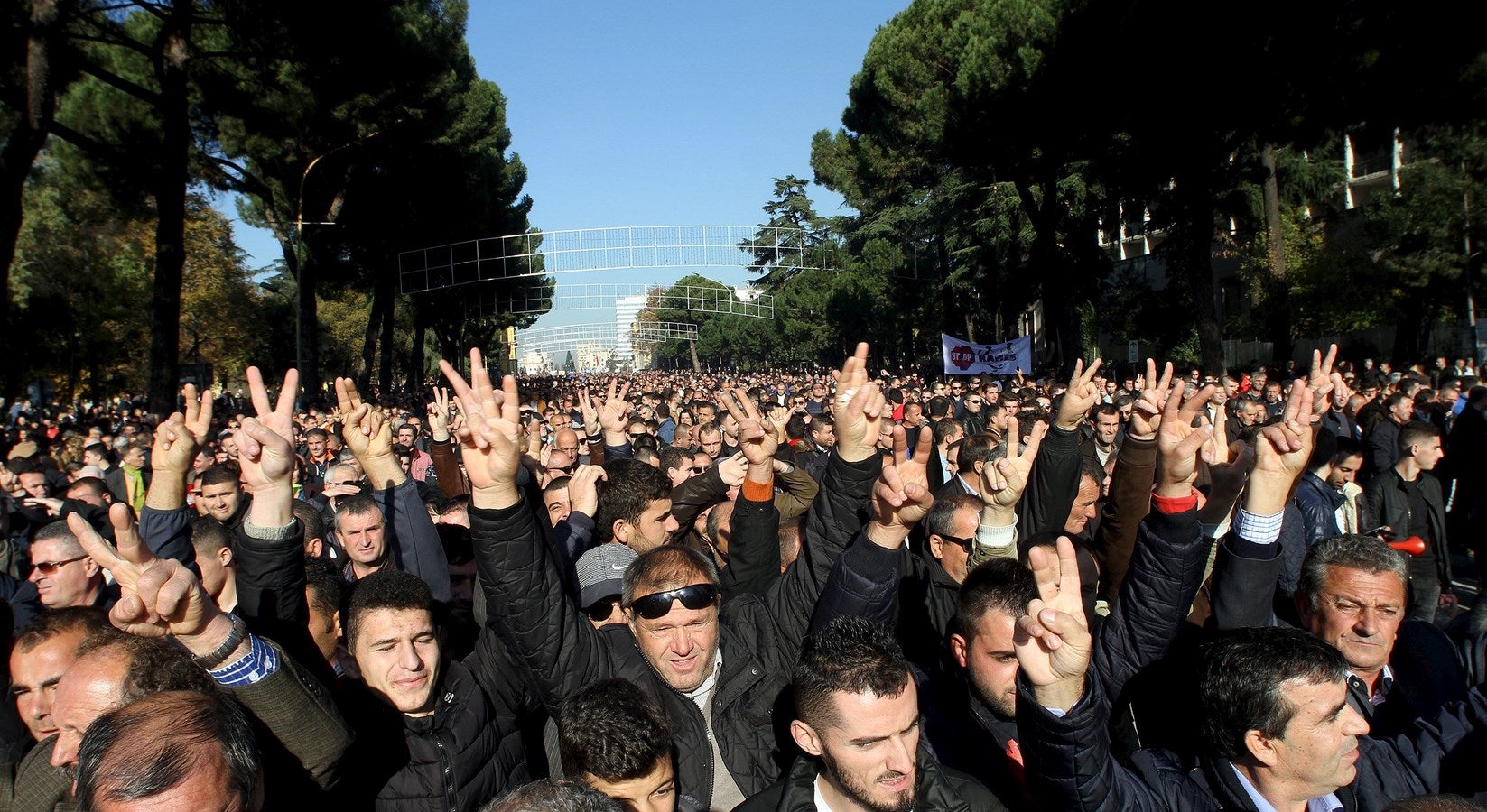 Los partidarios del Partido Demócrata gritan consignas durante las protestas contra el gobierno, frente a la oficina del primer ministro albanés, Edi Rama, en Tirana, Albania.