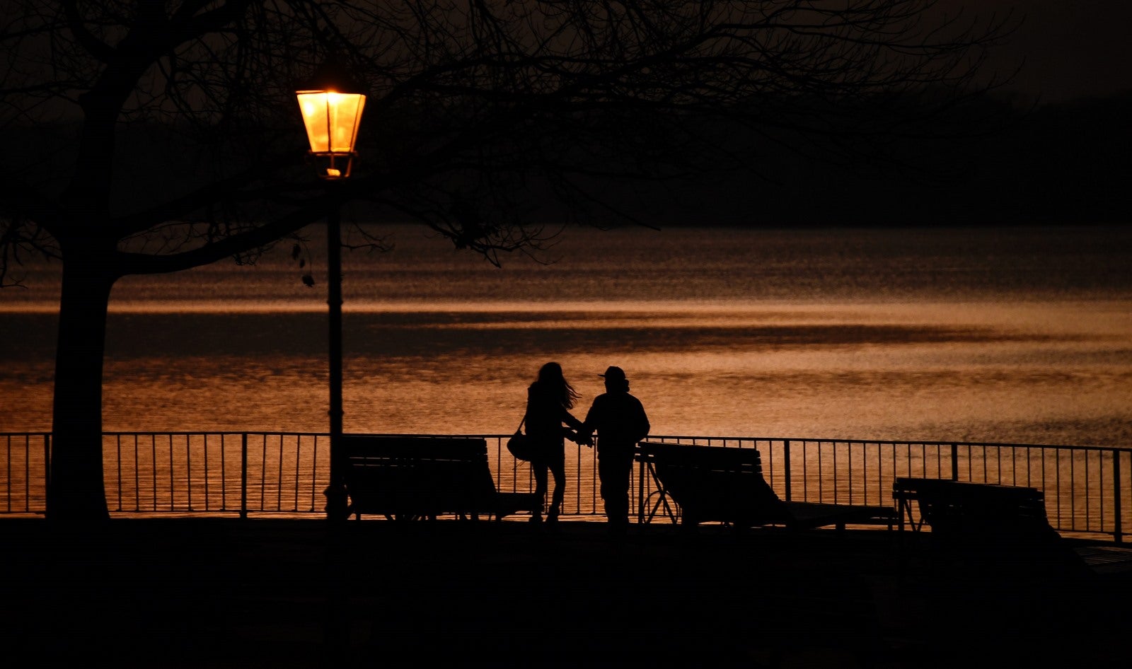 Una pareja camina en el lago Tegeler en Berlín.