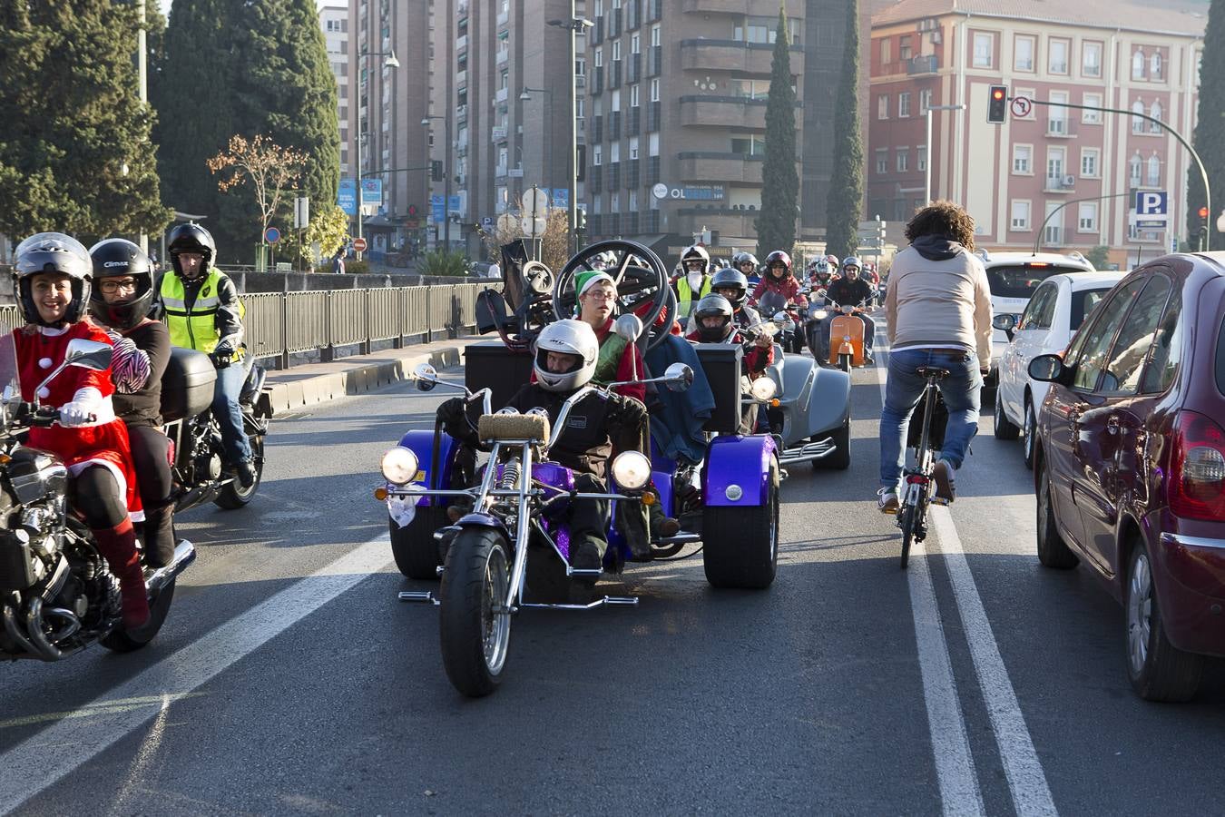 La solidaridad navideña viaja en dos ruedas