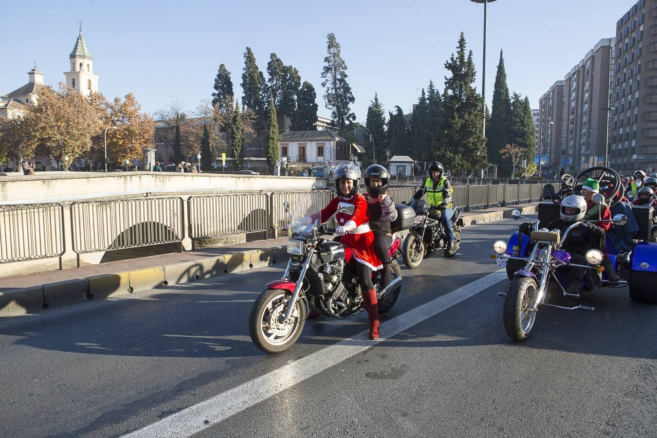 La solidaridad navideña viaja en dos ruedas