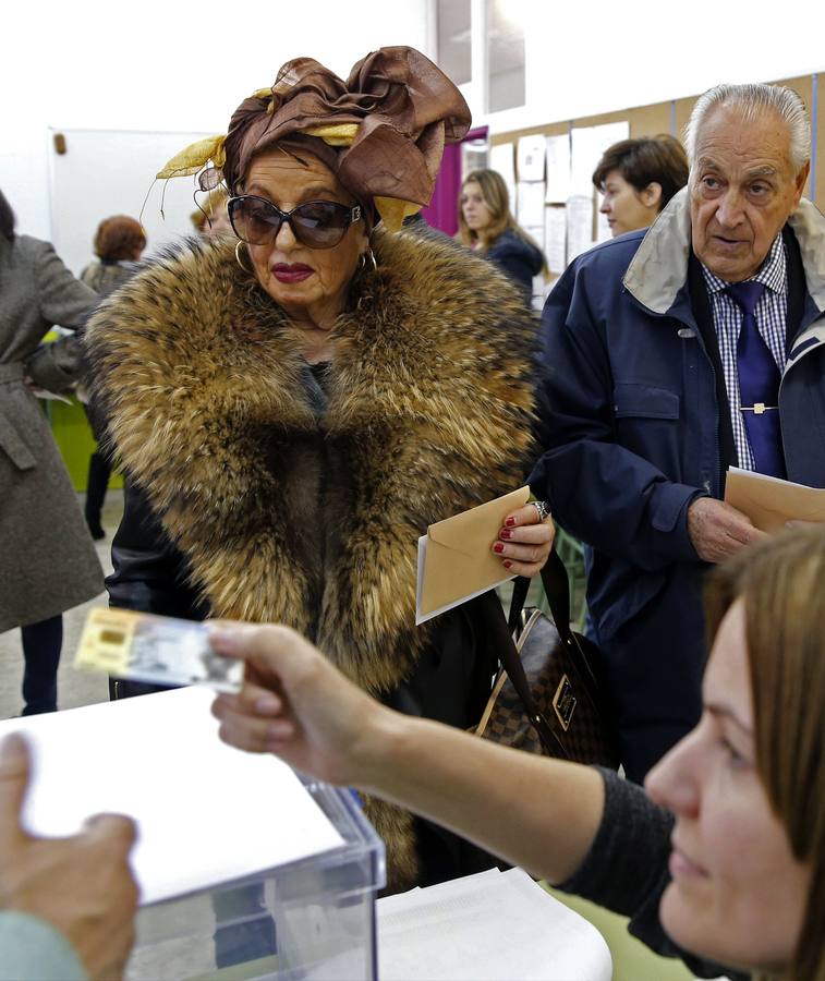 Una mujer vota en el colegio electoral del Instituto Santa Teresa de Jesus, durante las elecciones generales que se celebran hoy en España.