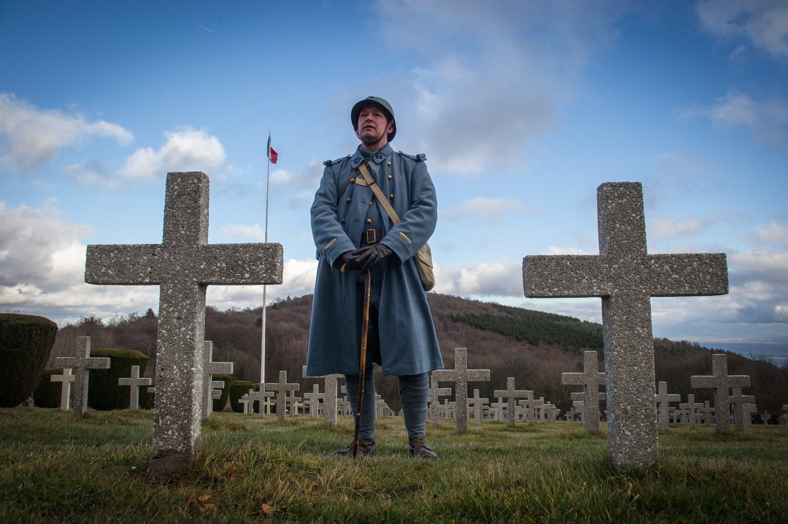 Un hombre vestido de uniforme militar francés de la Primera Guerra Mundial.