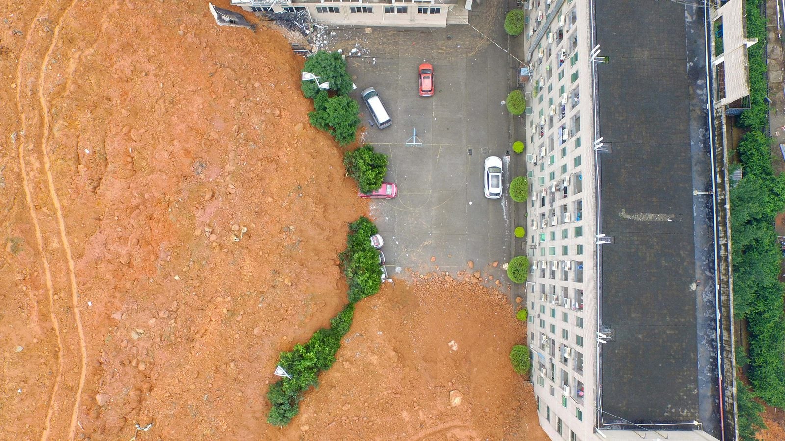 En esta fotografía aérea el sitio de un deslizamiento de tierra que afectó a un parque industrial se ve en Shenzhen, en la provincia de Guangdong, sur de China.