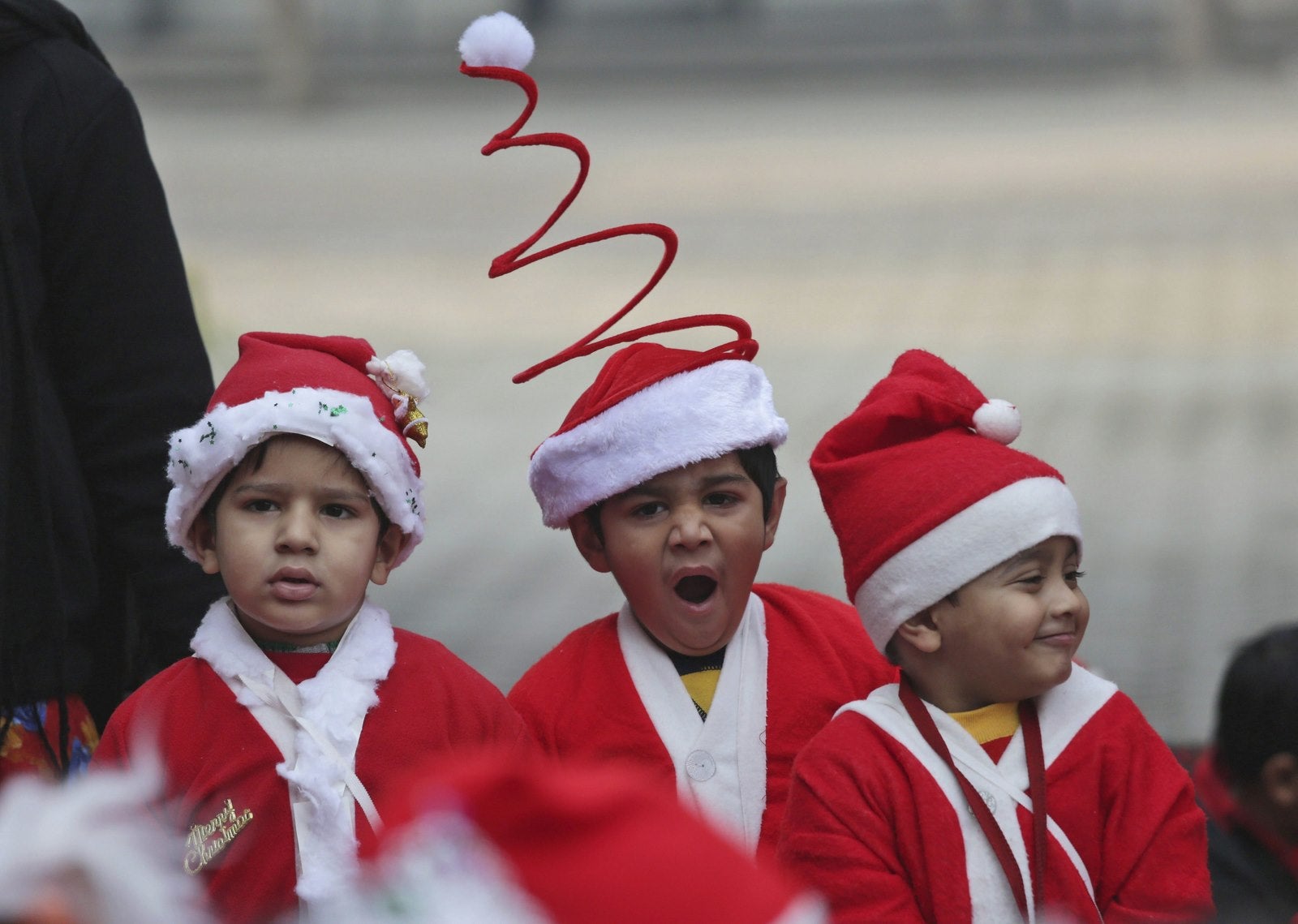 Niños disfrazados de Papá Noel en la celebración navideña de una Escuela de Amritsar (India).