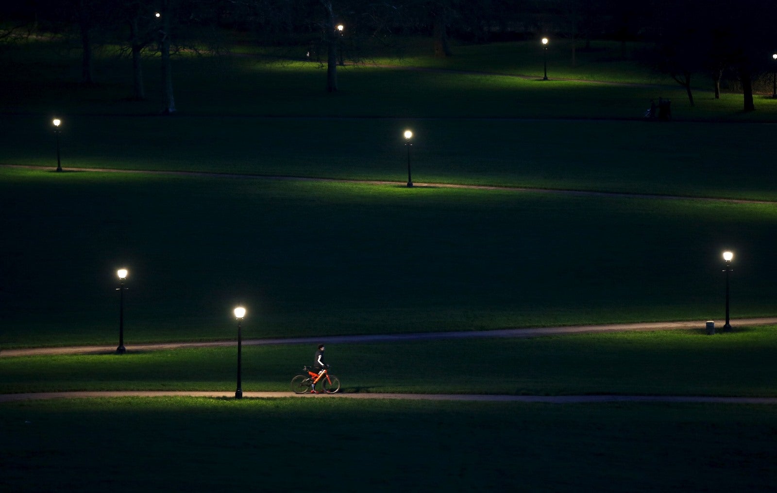 Un ciclista viaja a través de Primrose Hill en Londres, Gran Bretaña.