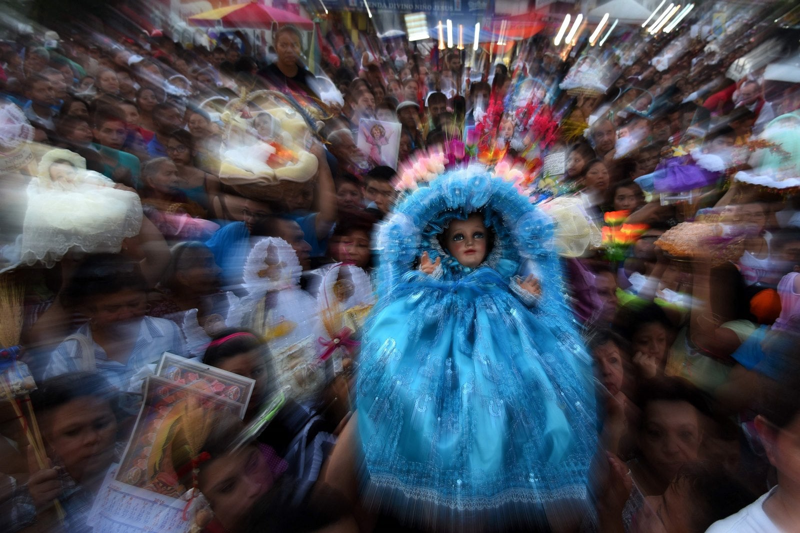 Fieles llevan al niño Jesucristo durante una procesión de los Santos Inocentes Día en la ciudad de Antiguo Cuscatlán, un suburbio de San Salvador.