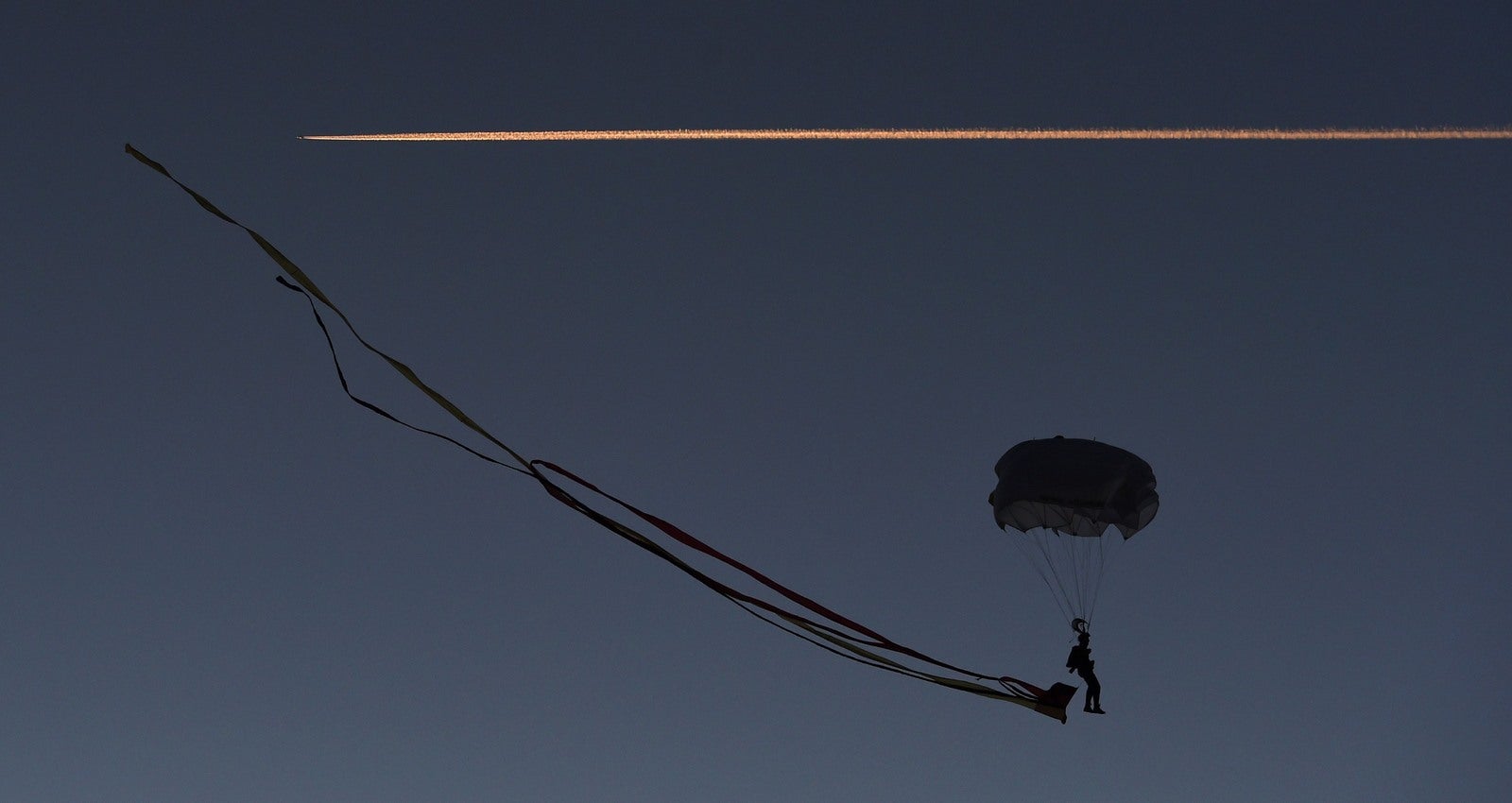 Un parapente se prepara para aterrizar en el estadio de esquí antes del evento de salto de esquí en Oberstdorf, el sur de Alemania.