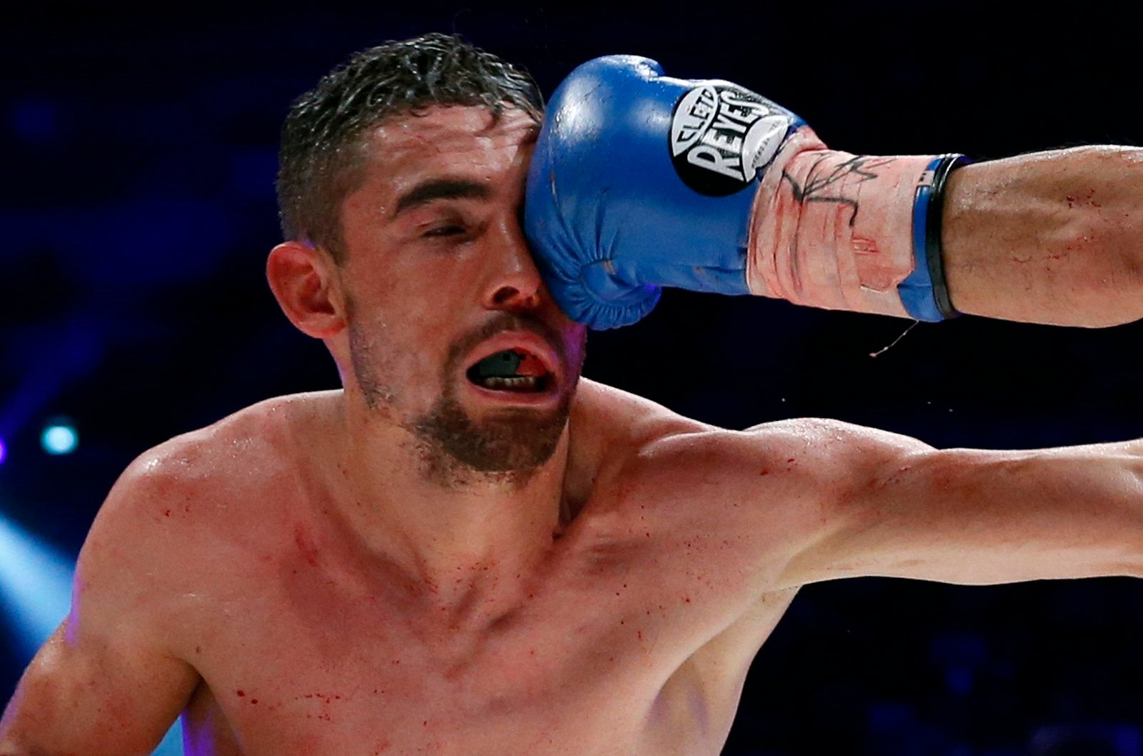 Javier Mendoza de México se pelea con Akira Yaegashi de Japón durante su combate por el título de peso mosca del boxeo de la FIB en Tokio, Japón.