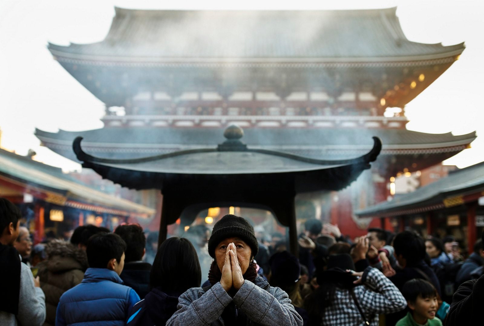 Un hombre reza fuera del templo antes de las vacaciones de Año Nuevo en Tokio Sensoji, Japón.
