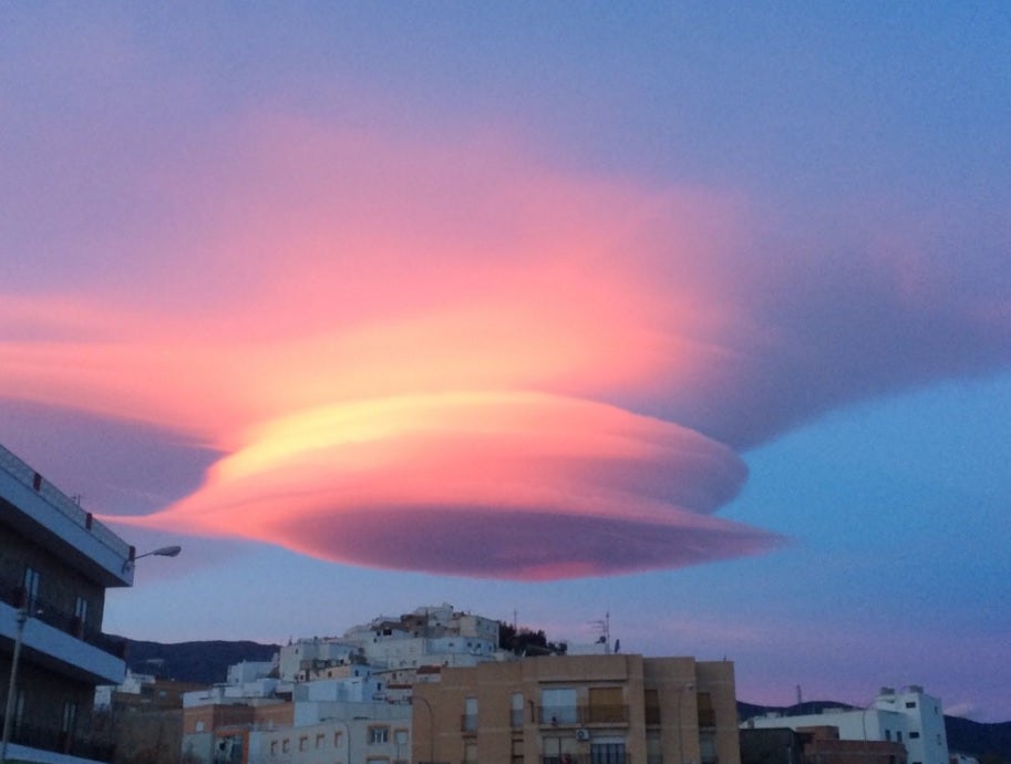 La nube que corona Sierra Nevada