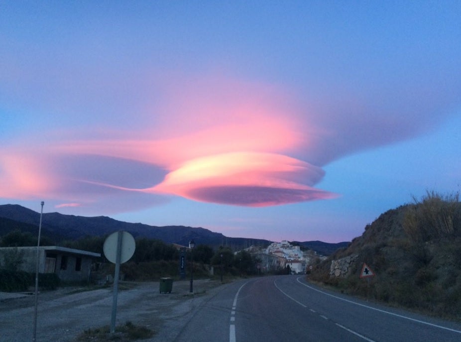 La nube que corona Sierra Nevada