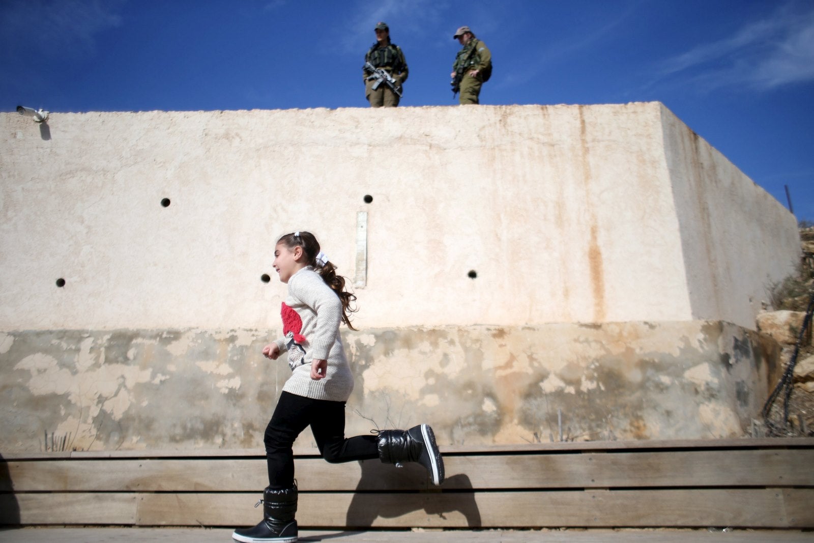 Soldados israelíes montan guardia durante una ceremonia en el sitio bautismal conocido como Qasr el-Yahud a orillas del río Jordán, cerca de la ciudad cisjordana de Jericó.
