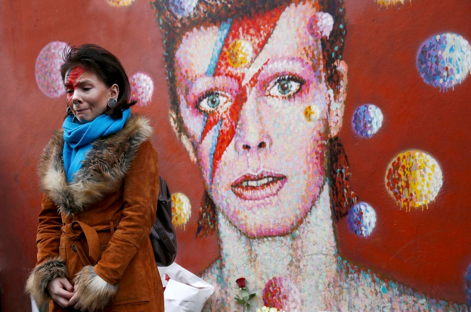 Una mujer lleva el estilo de maquillaje de David Bowie en Brixton, al sur de Londres.