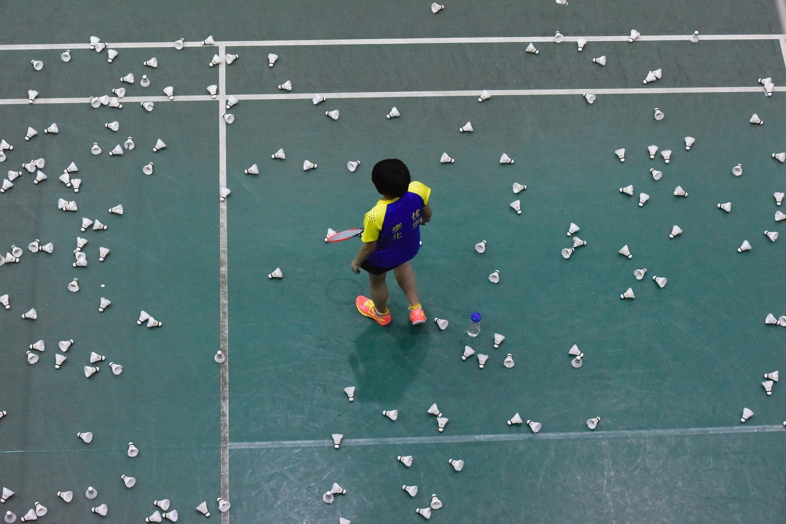 Un jugador caminando entre volantes durante una sesión de entrenamiento con el equipo de Beijing bádminton en Beijing.
