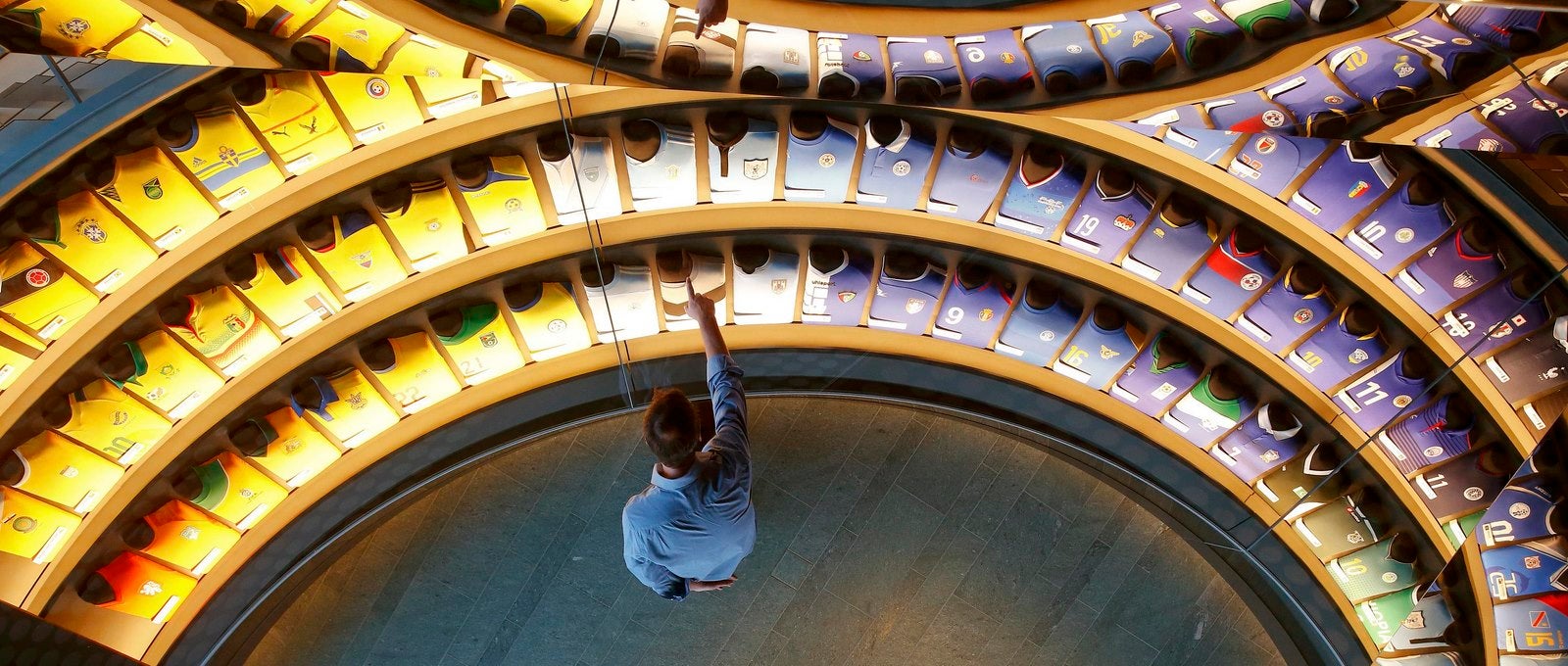 Las camisetas de los equipos de fútbol nacionales de los países miembros de la FIFA se muestran en la sala de arco iris en el futuro Museo de la Copa Mundial de Fútbol en Zurich, Suiza.